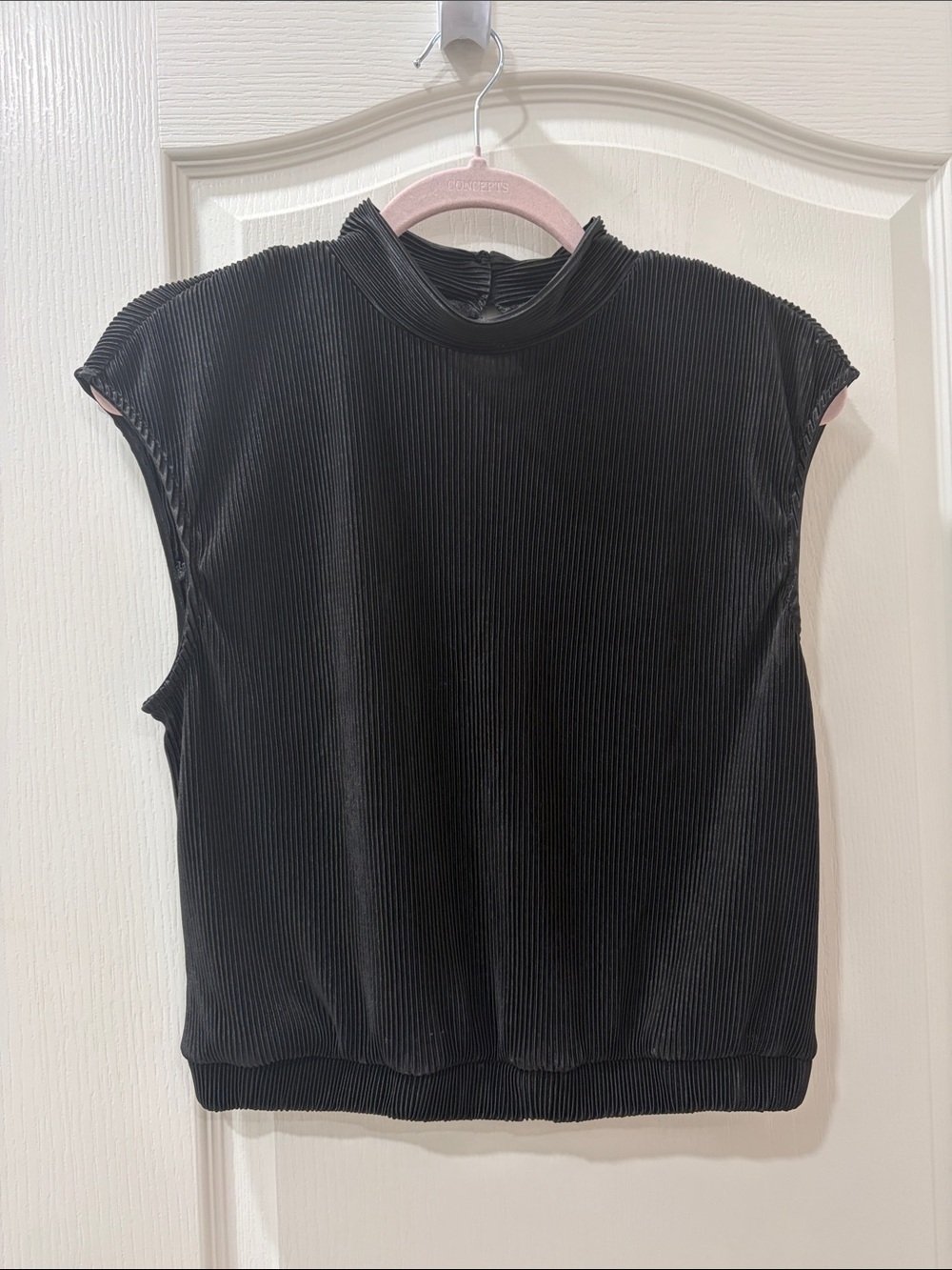 Ro & De Black Ribbed Mock Neck Sleeveless Top